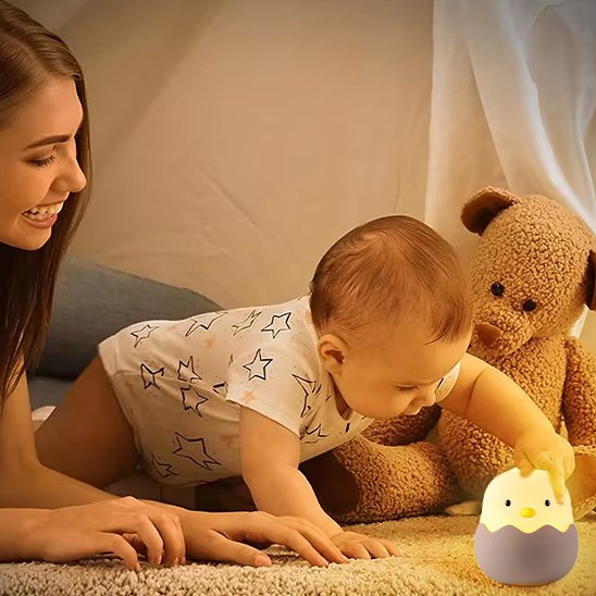 Une maman rit de voir son jeune enfant essaie d'attraper la veilleuse enfant | Poussin Dodo