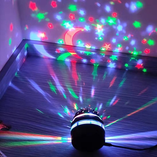 La veilleuse projection plafond | CielEtoileMagique est basculée sur le plancher et les étoiles colorées scintillent sur le mur et le plancher
