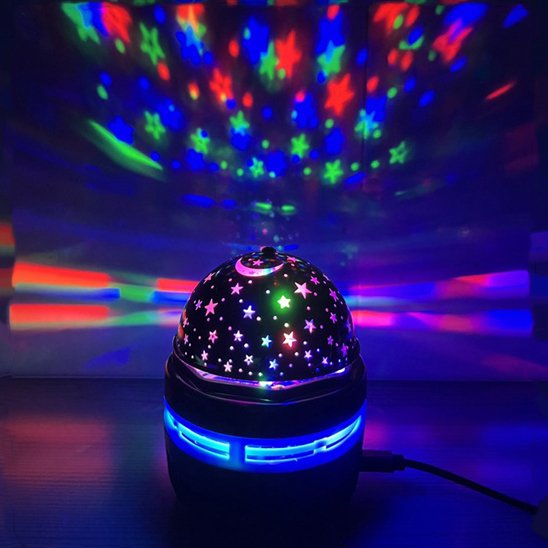 Cette veilleuse projection au plafond | Ciel Etoile Magique saura émerveiller les enfants et les adultes avec des étoiles multicolores.