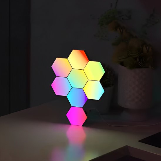 On voit un ensemble de 8 appliques murales intérieur | DesignHexa posée sur un meuble prÚs de deux vases contenant des fleurs.