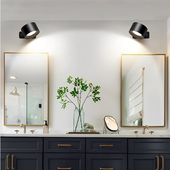 On voit deux appliques murales chambre | Design Luminescence installées au mur au-dessus des miroirs d'une vanité double.