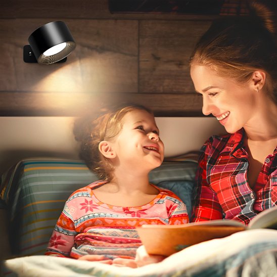 On voit une maman qui lit une histoire à sa fillette éclairé par l'applique murale chambre | Design Luminescence.