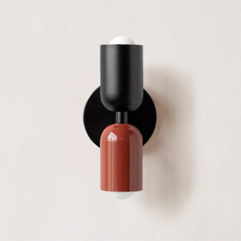 Applique murale chambre | Design Ajustable l'abat-jour du haut est noir, celui du bas est prune et le châssis noir.