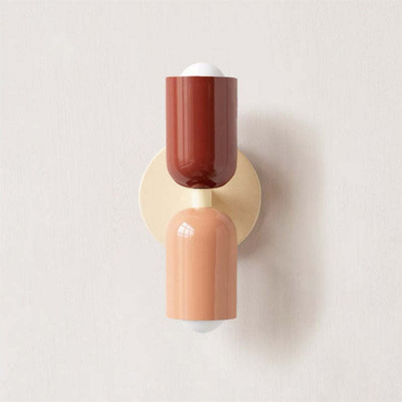 Applique murale chambre | Design Ajustable l'abat-jour du haut est prune, celui du bas est rose et le châssis beige.