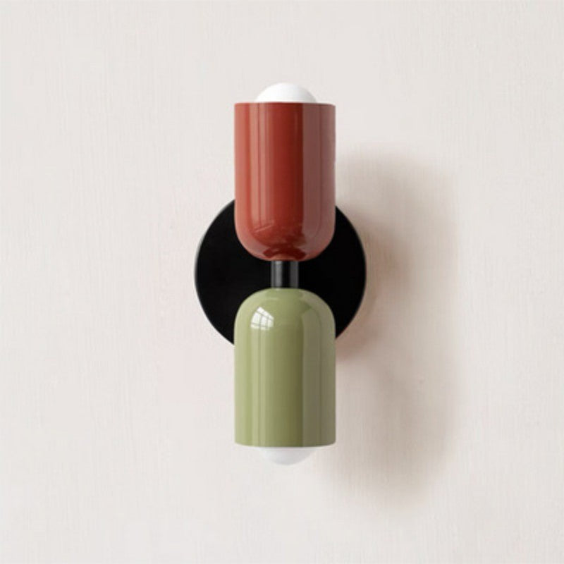 Applique murale chambre | Design Ajustable l'abat-jour du haut est prune, celui du bas est vert et le châssis noir.
