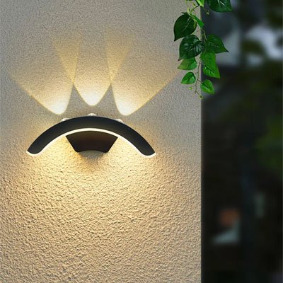 On voit une applique murale pour extérieur | Elégance installée sur un mur près du coin d'un immeuble.