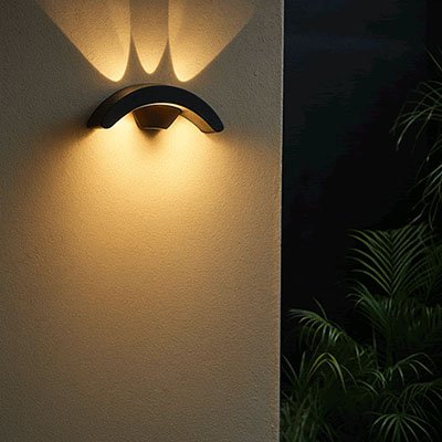 On voit une applique murale pour extérieur | Elégance installée sur un mur près du coin d'un immeuble avec des palmiers installés près du coins de ce dernier..