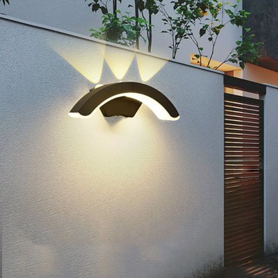 On voit une applique murale pour extérieur | Elégance installé sur un muret près 'une entrée de cour fermée avec une porte à lattes horizonalles.