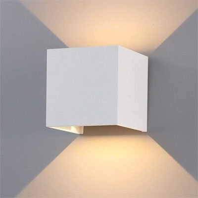 Applique murale pour extérieur | Luminesence : de 6 et 12 watts. Elle est de forme cubique blanche 10 cm large par 10 cm haut et 10 cm profond, Diffuse la projection de la lumière vers le haut et le bas. Son indice d'étanchéité IP65, résiste à la chaleur et est facile d'installation