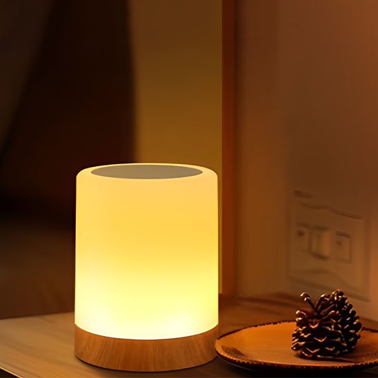 Lampe de chevet | Lumina posée sur la table de cuisine