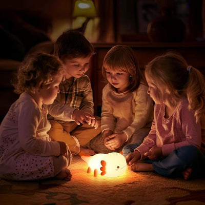 Veilleuse bébé Axolotl Nuit Douce douce couleur orange lorsqu'elle est tamisée au center de 4 enfants