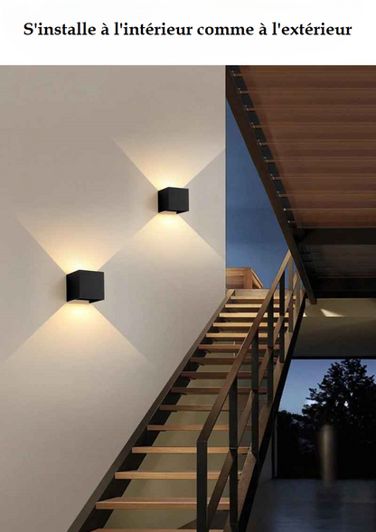 On voit deux appliques murales Luminescence 6 ou 12 watts installées sur le mur d'un escalier à l'intérieur d'un immeuble à étage.