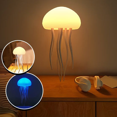 Lampe suspendue en forme de méduse. Elle est installée au dessus d'un bureau sur lequel est posé des écouteurs. Deux encarts montrent la lampe de différente couleurs et dans des décors différents dont un SPA et l'autre à l'extérieur.