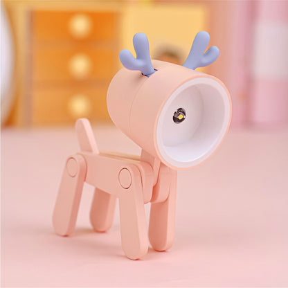 Lampe de bureau articulée en forme de reine de couleur rose avec abat-jour garni de bois de couleur lilas. La figure est l'ampoule.