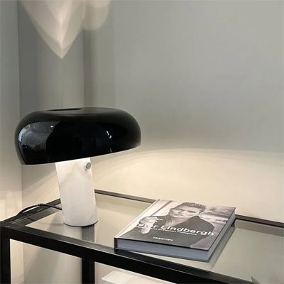 Lampe champignon  Design Marbré LED Couleur de la base blanche et l'abat-jour est noir sur une étagère vitrée