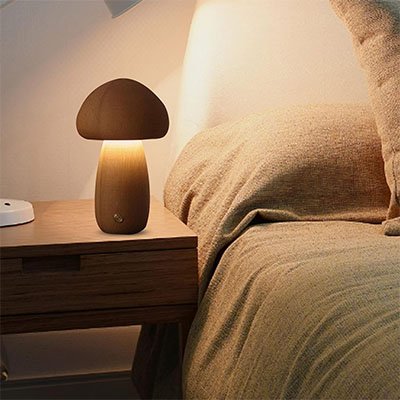 Lampe champignon Eco-design de Type A de Couleur Être est sur une table de chevet 