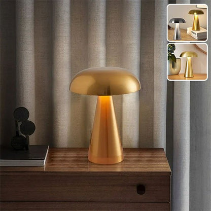 La lampe champignon de couleur Or est sur un bureau. Deux encarts montre des décors différents dont un avec une lampe de couleur argent.