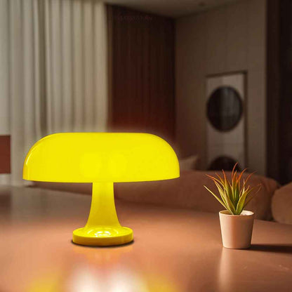 Lampe Champignon | Vintage de couleur Jaune posée sur une table de cuisine