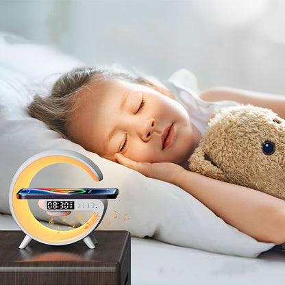 Lampe de chevet design | Réveil LED Couleur blanche. Démontre la fonction de la simulation de l'aube avant le réveil. Une fillette est endormie la lumière est aux couleurs de la levée du jour, on voit des notes légères qui sortent de la lampe.