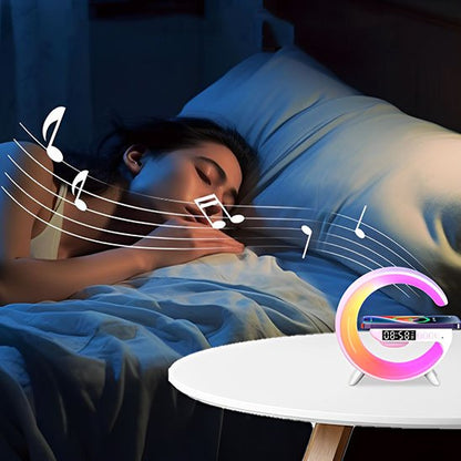 Lampe de chevet design | Réveil LED Couleur blanche. Démontre la fonction chargeur du Smartphone et Bluetooth. Une femme est endormie au son de sa playlist, on voit des notes qui sortent de la lampe.