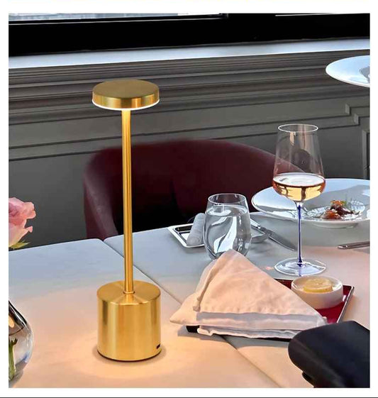 La Lampe de table | Design Minimaliste LED couleur or est posée sur une table de restaurant
