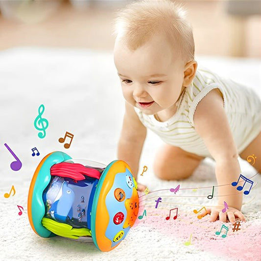 Projecteur veilleuse | Doux Rêves Modèle avec Dauphin roule sur le sol et on voit des notes de musique qui en ressort avec un Bébé à 4 pattes à côté. 