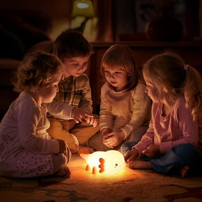 Veilleuse bébé Axolotl Nuit Douce douce couleur orange lorsqu'elle est tamisée au center de 4 enfants