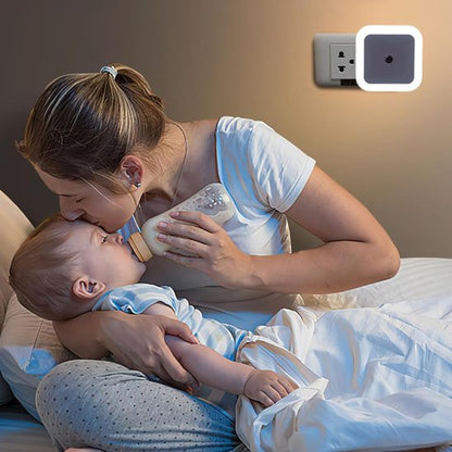 La veilleuse bébé | Intelligente de couleur blanche, éclaire une maman qui donne le biberon à son bébé