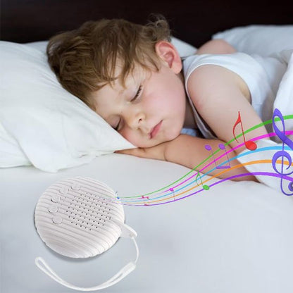 Veilleuse bruit blanc | SleepEasy est posée sur le lit enfant endormi et elle joue des bruits