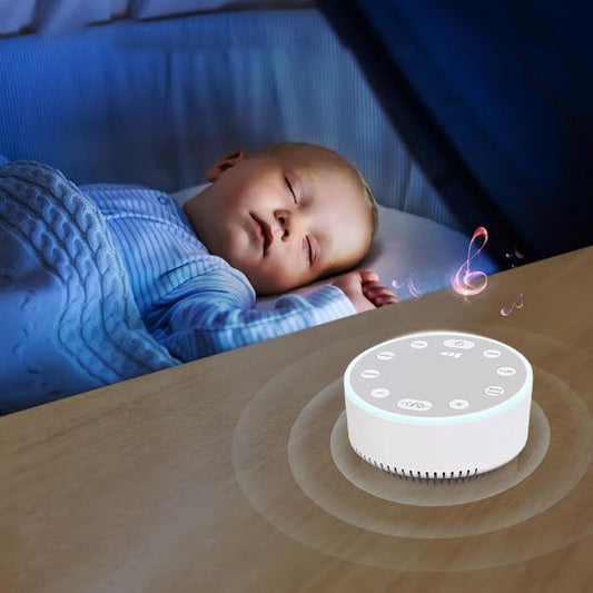 Un bébé dort au son de la veilleuse bruit blanc | SleepSerenity pose sur son bureau