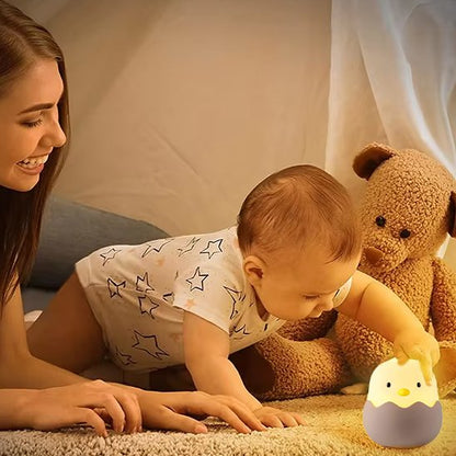 Une maman rit de voir son jeune enfant essaie d'attraper la veilleuse enfant  | Poussin Dodo