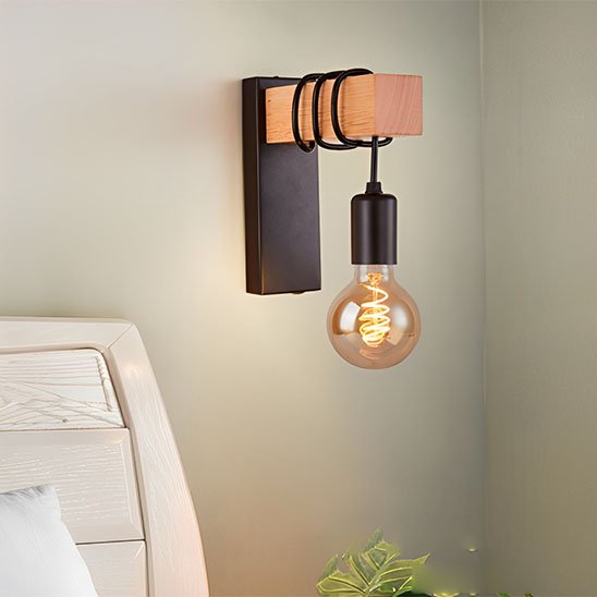 L'applique mural | Design Scandinave noire installée sur le mur d'une chambre près d'une tête de lit lanche.
