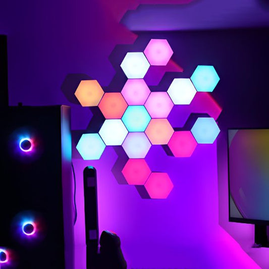 On voit 17 appliques murales intérieur DesignHexa installées au mur d'une pièce.