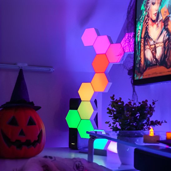 On voit 11 appliques murales installées sur un mur au-dessus d'un meuble près d'un tableau. Sur le meuble il y a une citrouille d'Haloween.