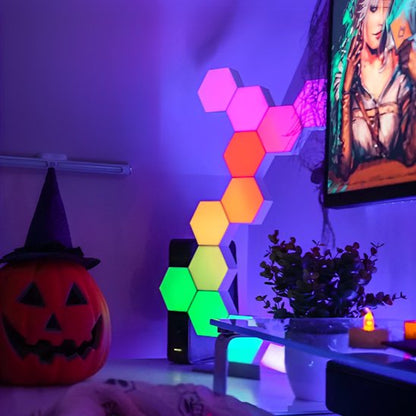 On voit 11 appliques murales installées sur un mur au-dessus d'un meuble près d'un tableau. Sur le meuble il y a une citrouille d'Haloween.