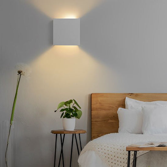 l'applique murale | Élégance installée de couleur blanche installée au dessus d'une table de chevet à côté d'une lit.