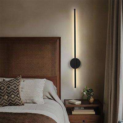 On voit une applique murale pour chambre | Cozy Elegance installée au-dessus d'une table de chevet .