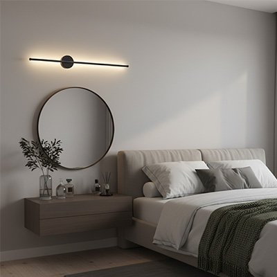 On voit un applique murale pour chambre | Cozy Elegance noire installée à l'horizontale au-dessus d'un miroir fixé au mur au-dessus d'une table de chevet