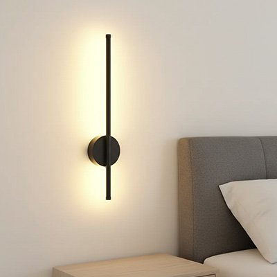 On voit une applique murale pour chambre | Cozy Elegance noire installée au-dessus d'une table de chevet.