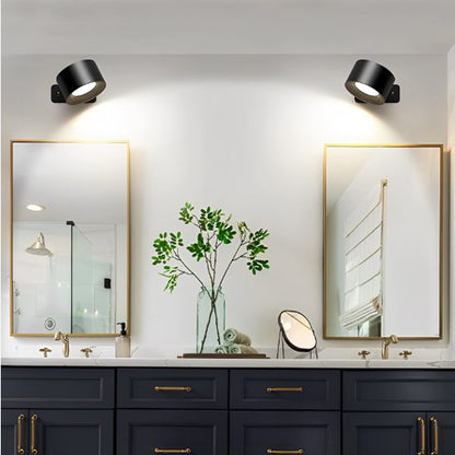 On voit deux appliques murales chambre | Design Luminescence installées au  mur au-dessus des miroirs d'une vanité double.