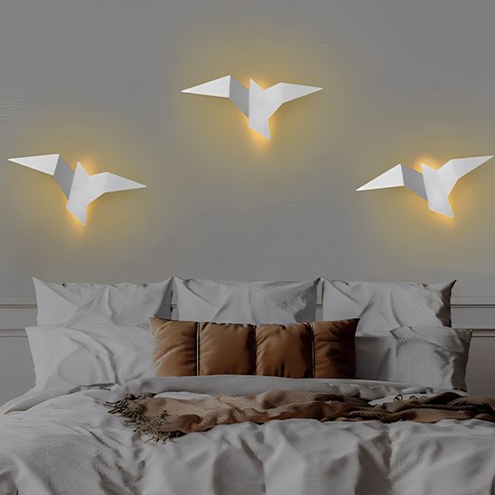 On voit 3 appliques murales chambre |Design Cosy blanches installées au mur au-dessus d'un lit blanc