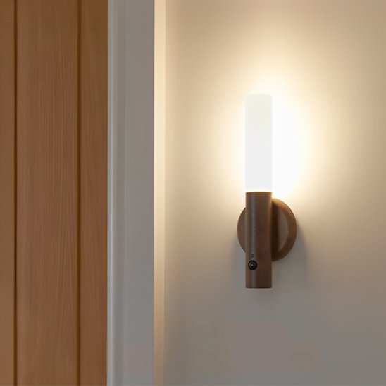 l'applique murale chambre | Élégance de couleur hêtre installée sur un mur près d'une porte