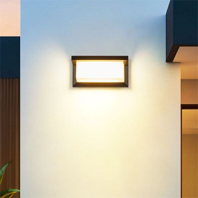 On voit l'applique murale | Robusta installée sur un mur près d'une entrée.