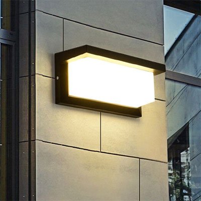 On voit l'applique murale pour extérieur | Robusta Installé sur le mur de bloc de béton d'un immeuble