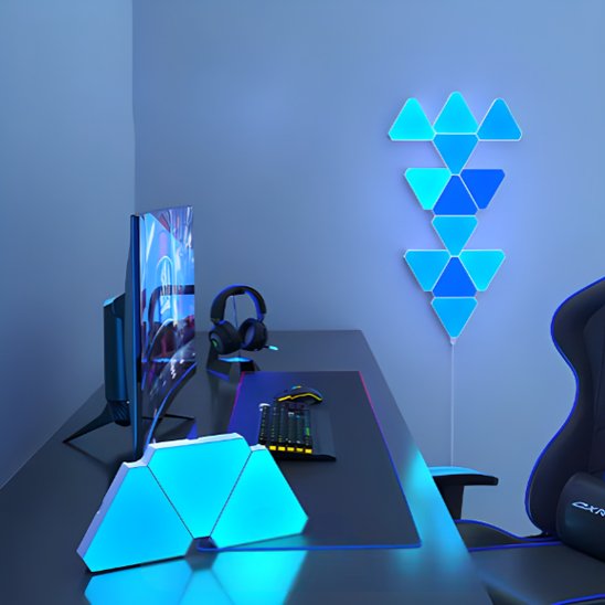On voit 12 appliques murales interieur | Design Reuleaux installées au mur d'un espace bureau qui illuminent la pièces avec différente teintes de bleues