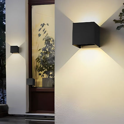 l'applique murale | Élégance installée près de l'entrée d'une maison