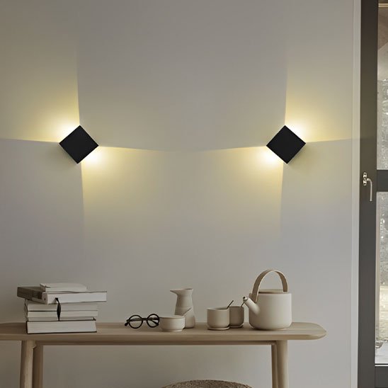 Deux appliques murales | Élégance noires installées en angle sur le mur d'une cuisine pour donner la forme d'un losange