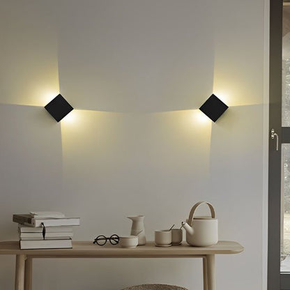 Deux appliques murales | Élégance noires installées en angle sur le mur d'une cuisine pour donner la forme d'un losange