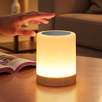 Lampe de chevet | Lumina posée sur une table de living-room.