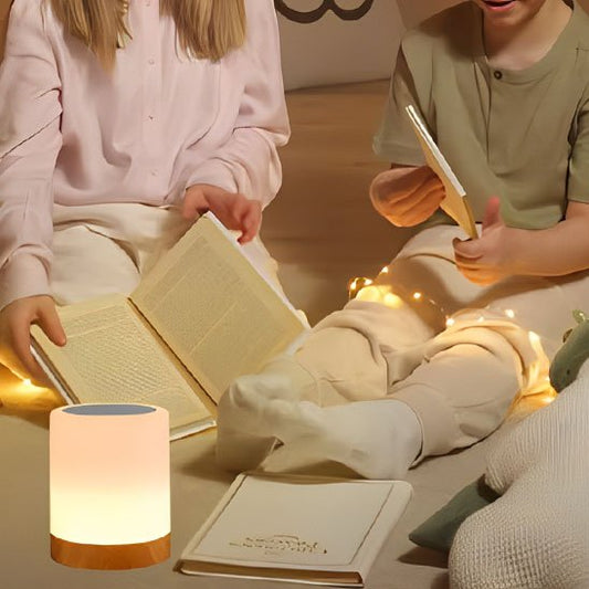 Lampe de chevet | Lumina utilisée comme lampe de lecture par deux enfant qui étudient.